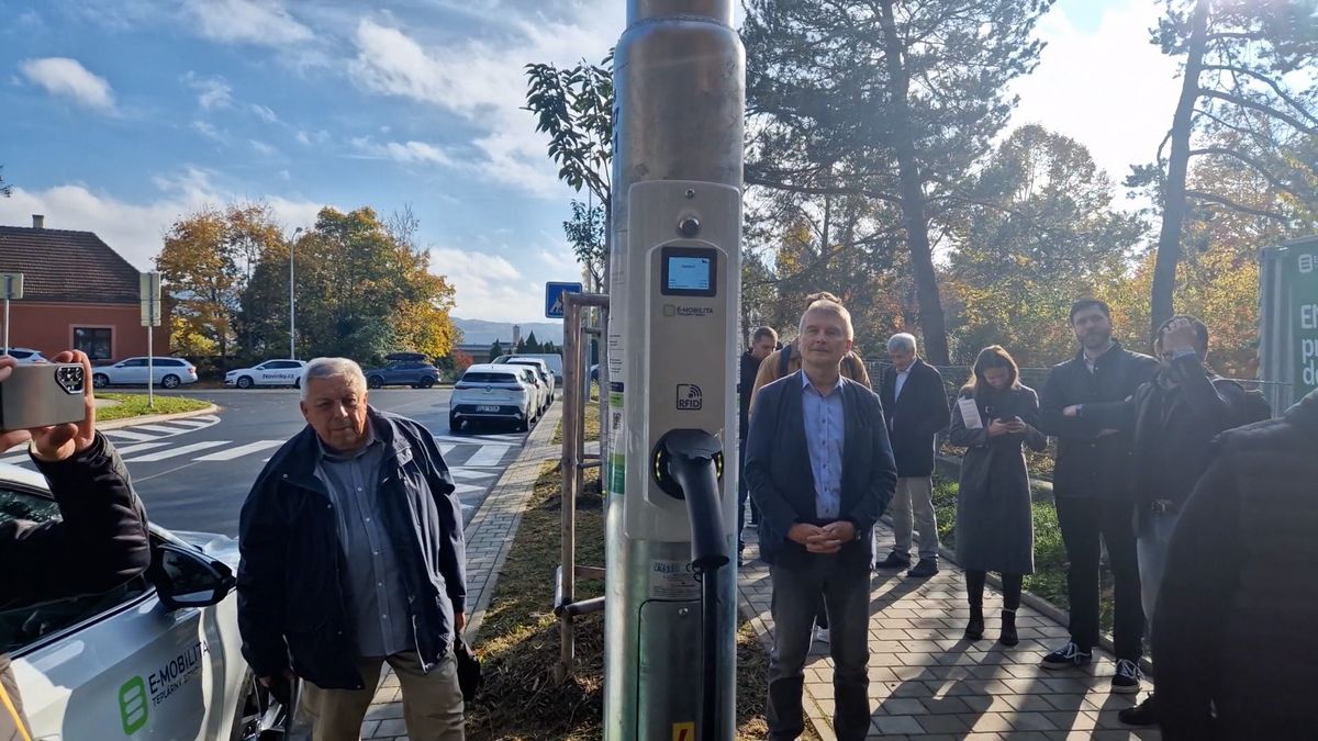 Brno má první dobíjecí stanici v Česku ukrytou ve stožáru veřejného osvětlení